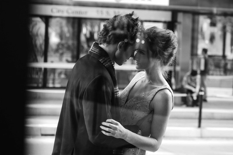 junges Paar umarmt sich