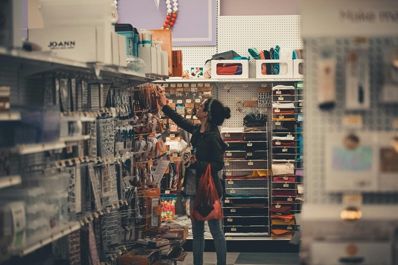 Frau in einem Ladengeschäft