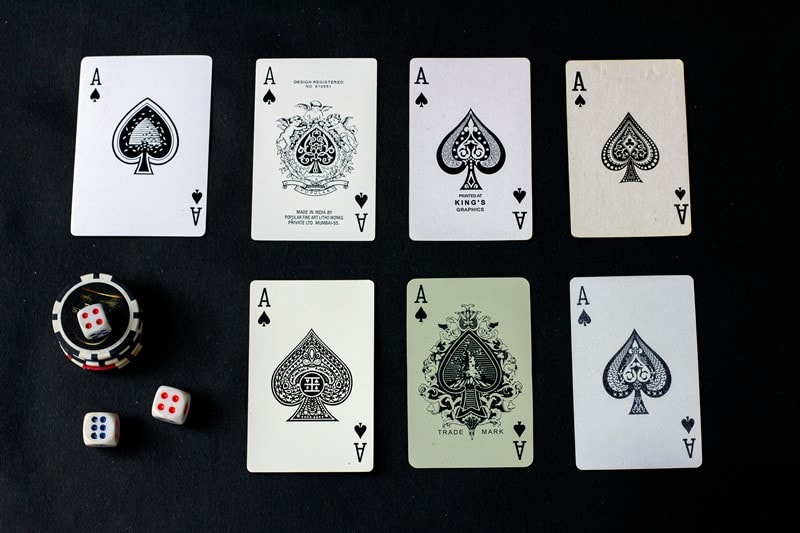 Kartenspiel Asse, Würfel, Pokerchips