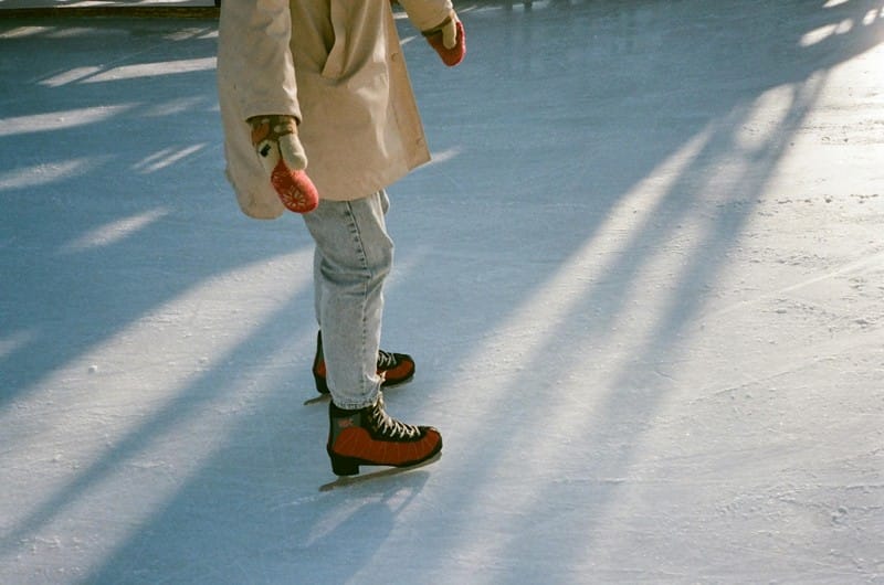 Eisläuferin auf Eisfläche