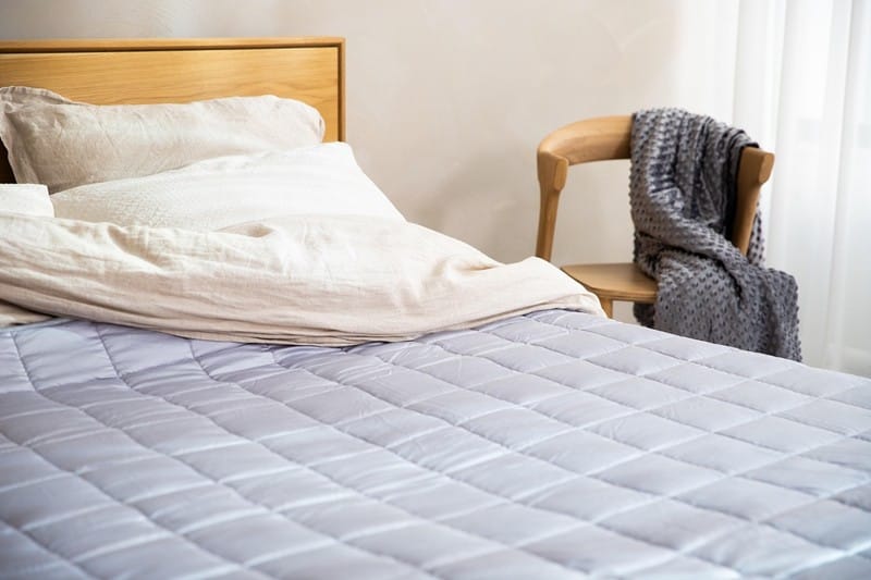 Bett mit moderner Bettwäsche - Bettwaren