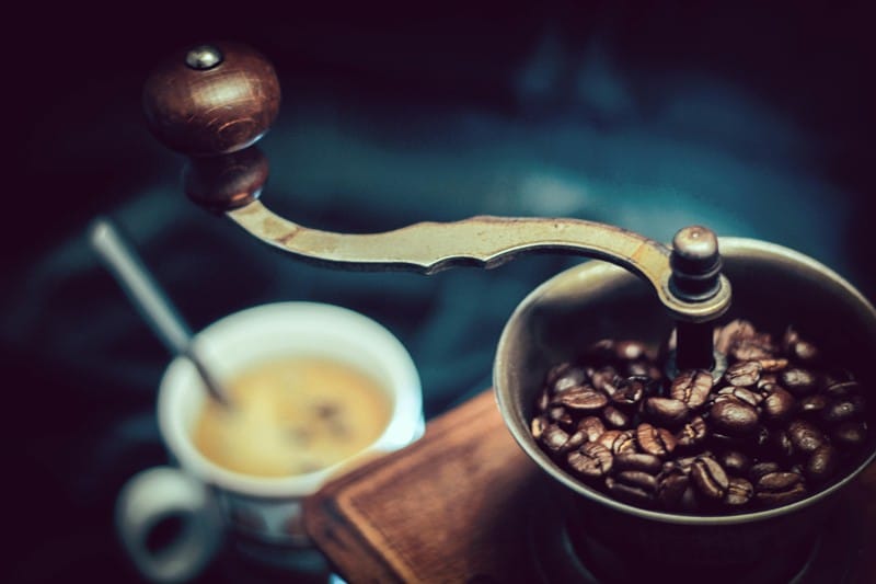 Kaffeebohnen in Kaffeemühle