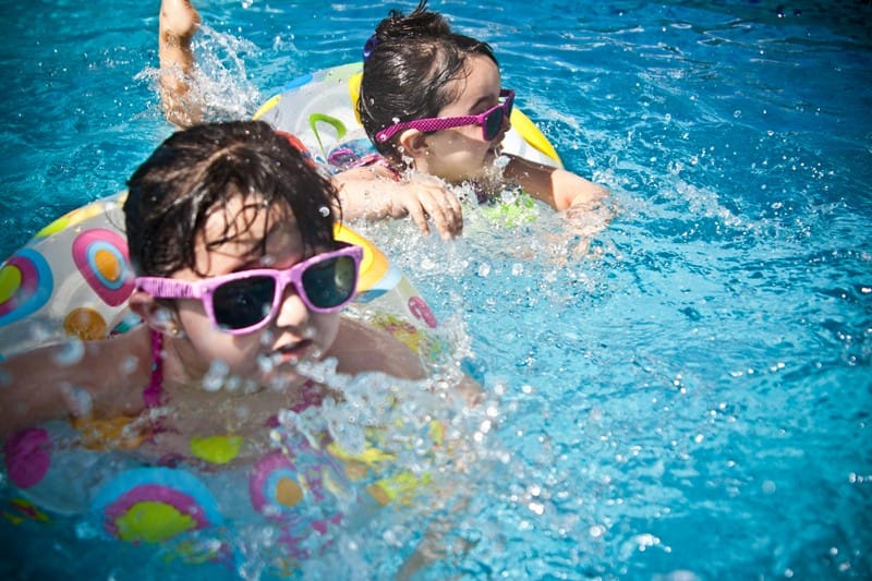 Kinder in Swimming Pool
