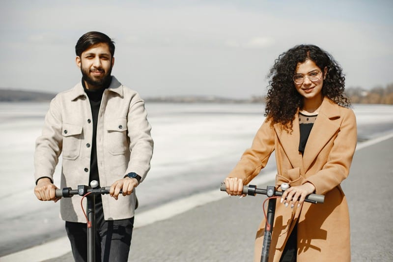 Paar fährt E-Scooter