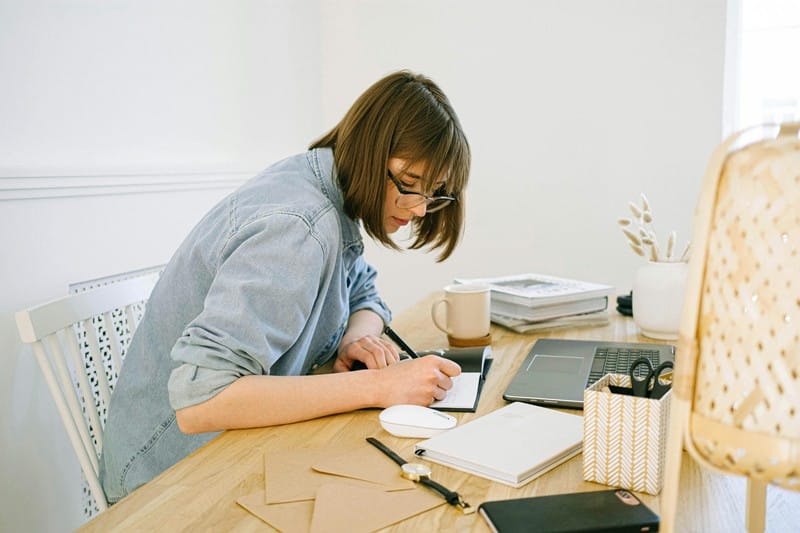 Frau arbeitet remote