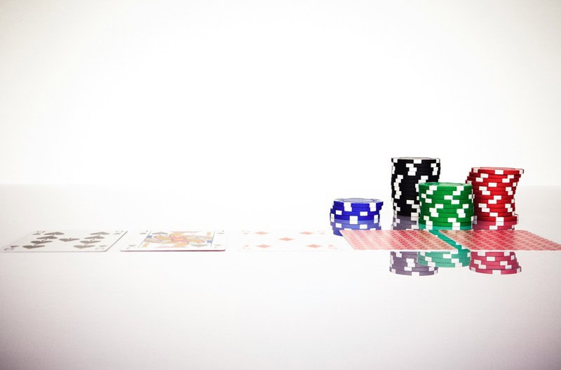Pokerchips und Spielkarten