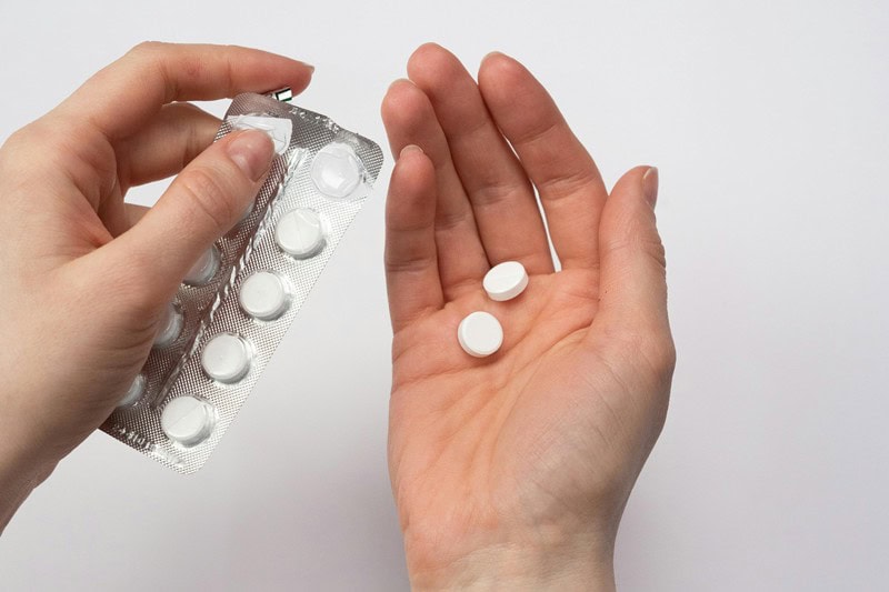 Hände halten Tabletten