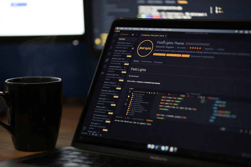 Bildschirm eines Notebooks in Entwicklerumgebung