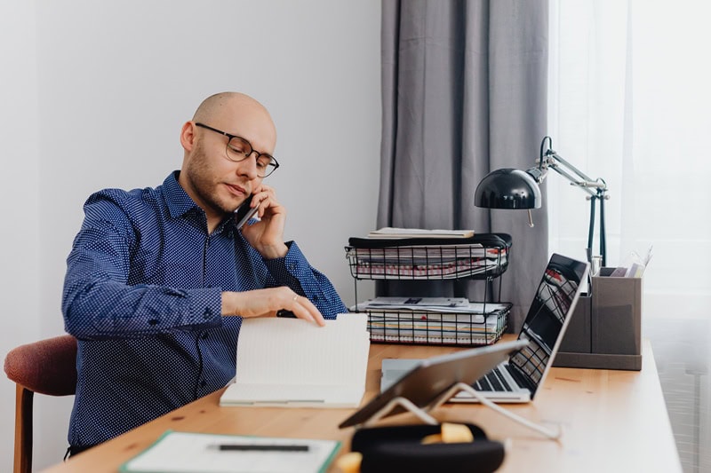 Mann arbeitet remote im Home Office