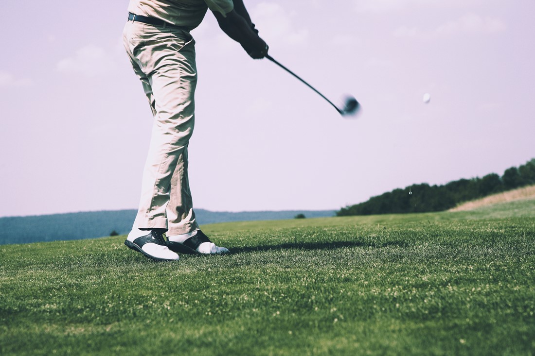 Person spielt Golf im Zala Springs Golf Resort