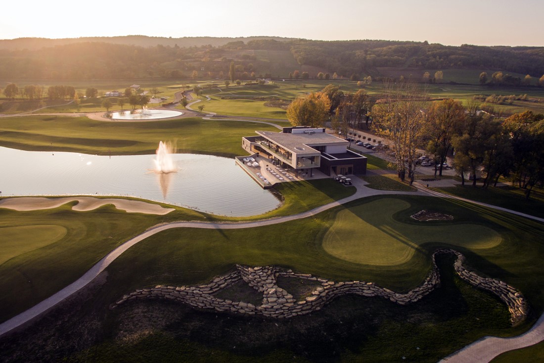 Das Zala Springs Golf Resort in den Abendstunden