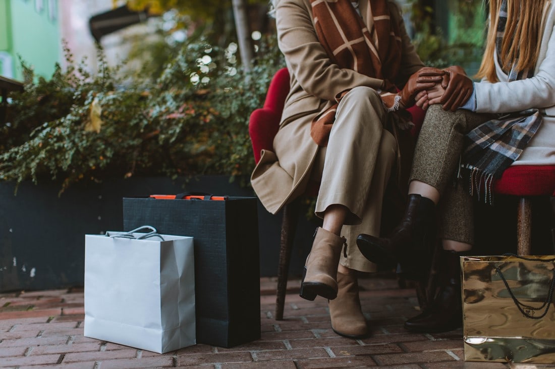 Zwei Frauen shoppen